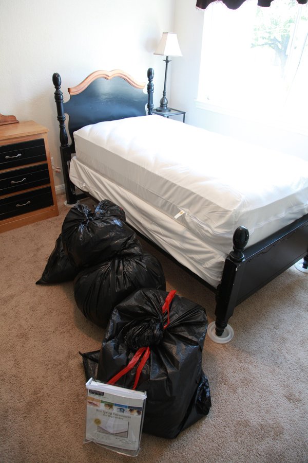 Герметично упакуйте вещи в пластиковый мешок